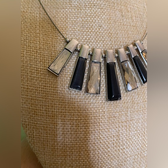 Elegant Black and Silver Necklace - Picture 2 of 4